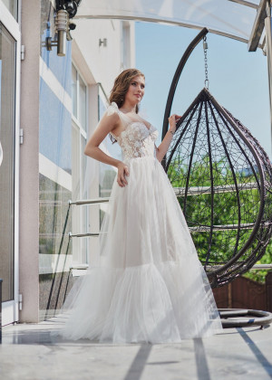 Sexy Beaded Lace Tulle Rustic Wedding Dress